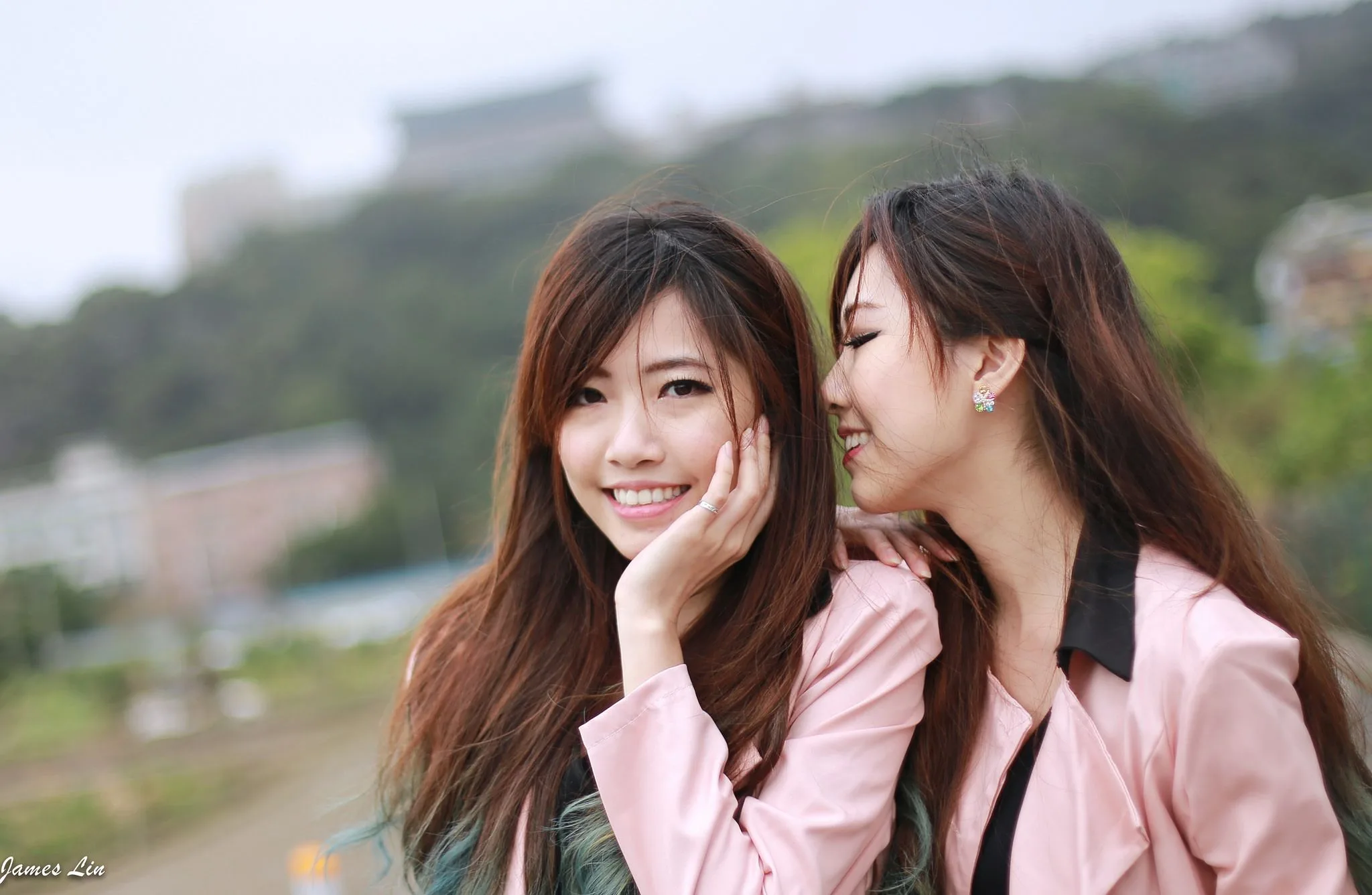 Hai chị em sinh đôi - Buổi chụp ảnh ngoài trời trong sáng và ngây thơ. - 37