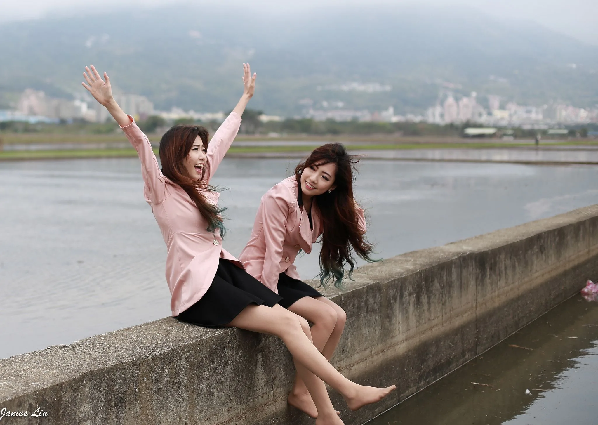Hai chị em sinh đôi - Buổi chụp ảnh ngoài trời trong sáng và ngây thơ. - 60