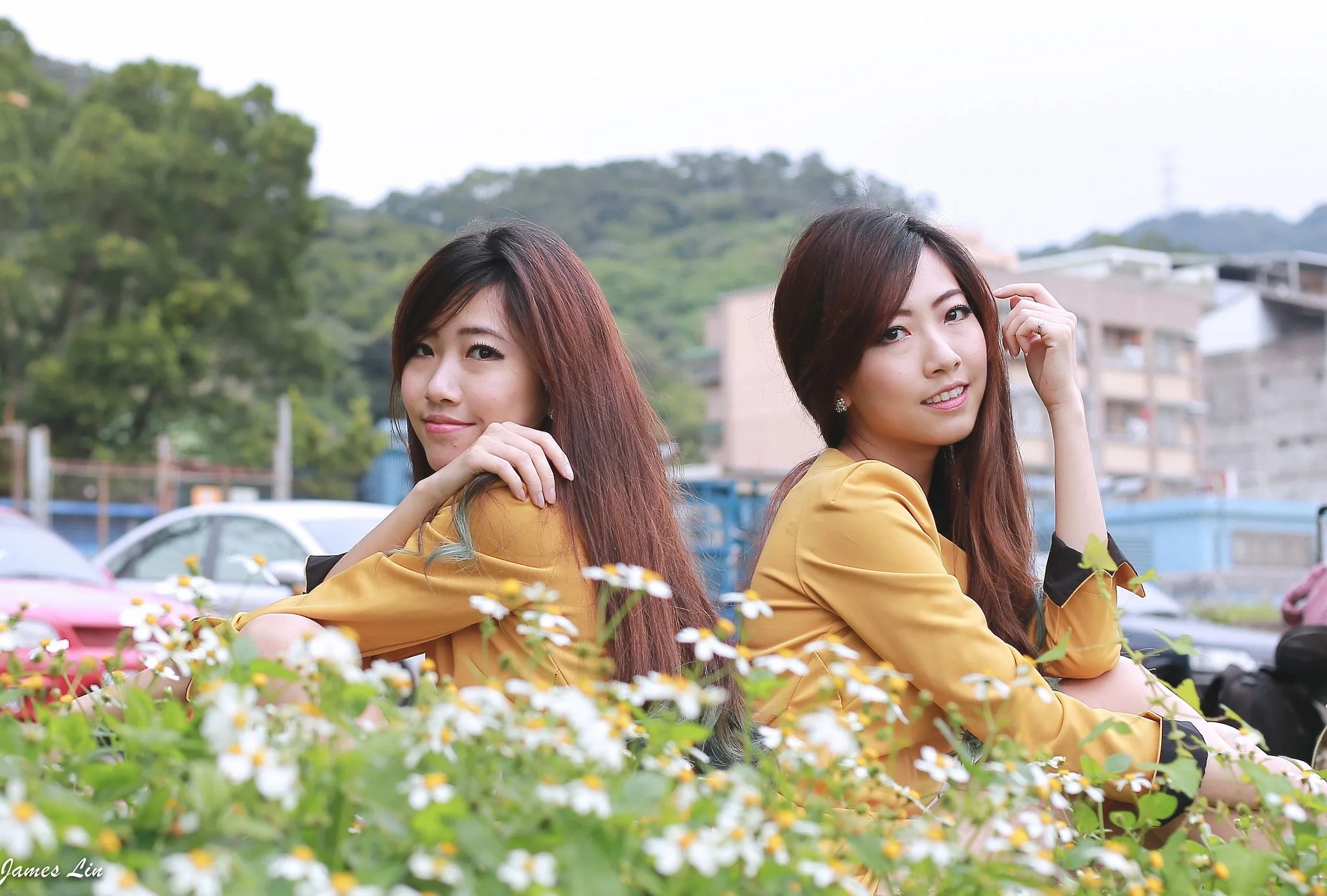 Hai chị em sinh đôi - Buổi chụp ảnh ngoài trời trong sáng và ngây thơ. - 9