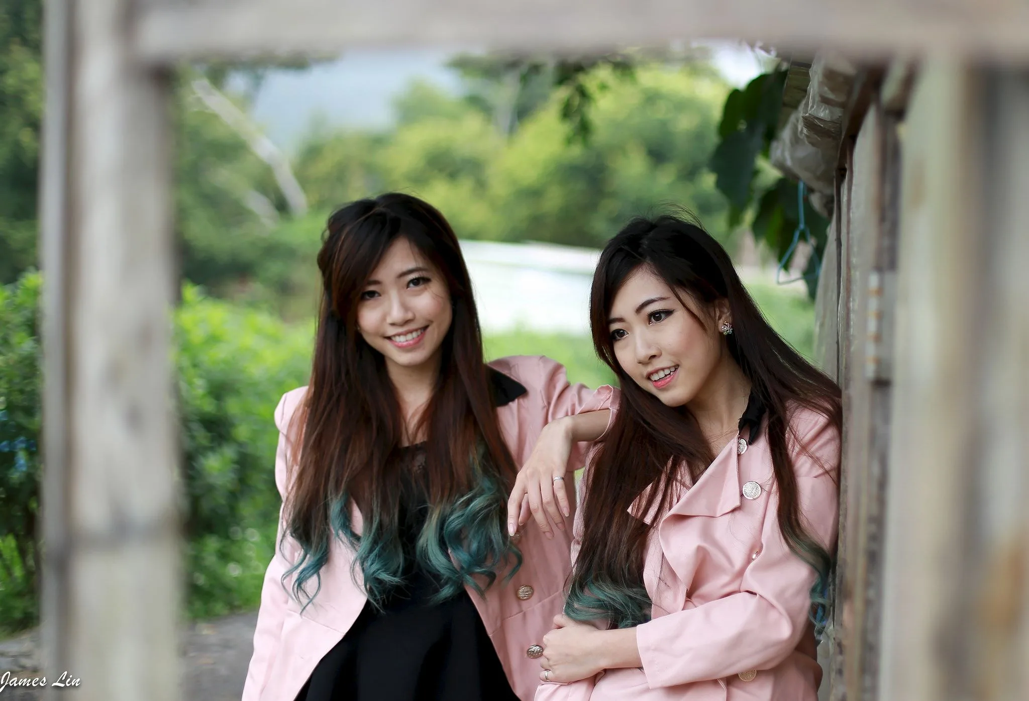 Hai chị em sinh đôi - Buổi chụp ảnh ngoài trời trong sáng và ngây thơ. - 38