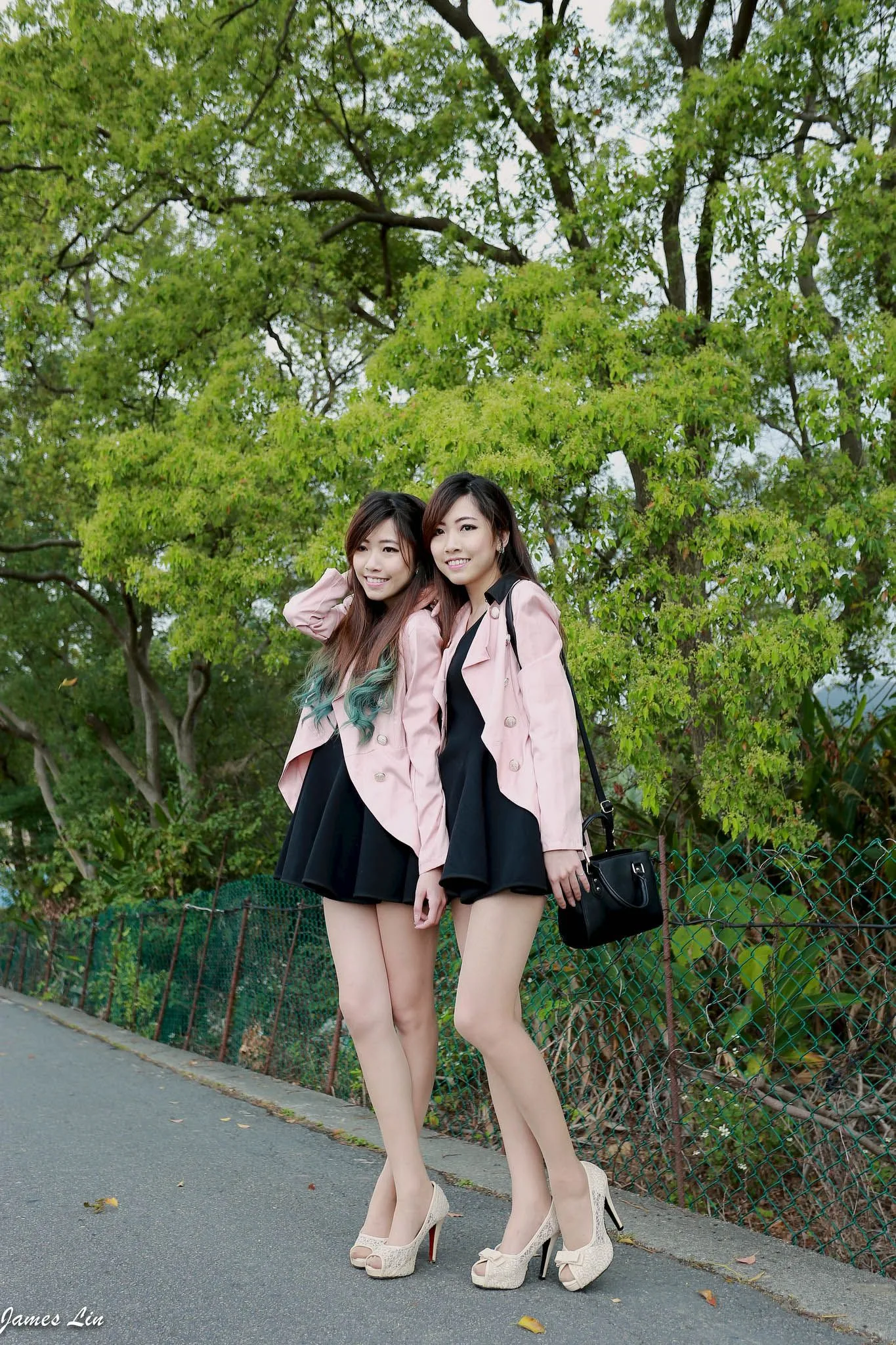 Hai chị em sinh đôi - Buổi chụp ảnh ngoài trời trong sáng và ngây thơ. - 33