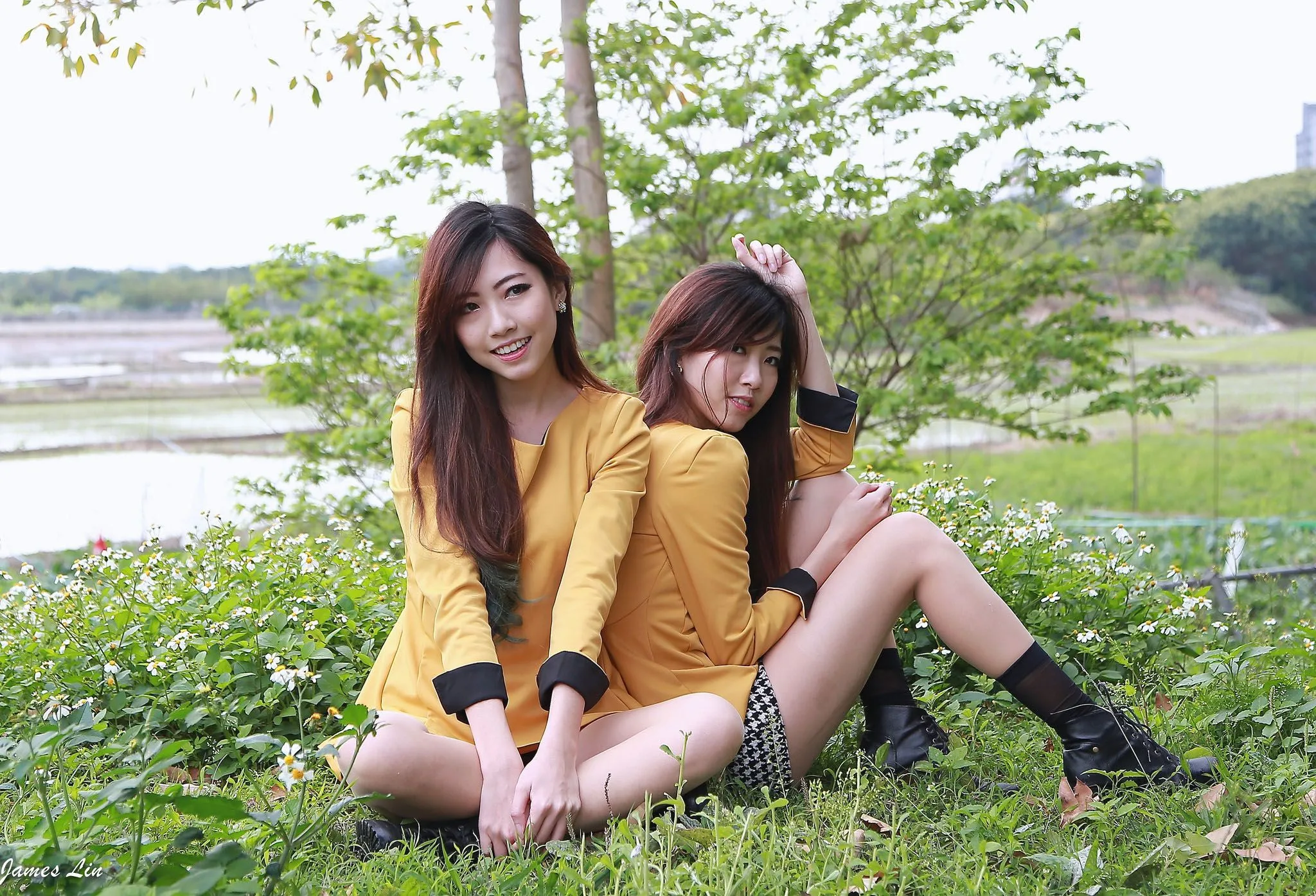 Hai chị em sinh đôi - Buổi chụp ảnh ngoài trời trong sáng và ngây thơ. - 8