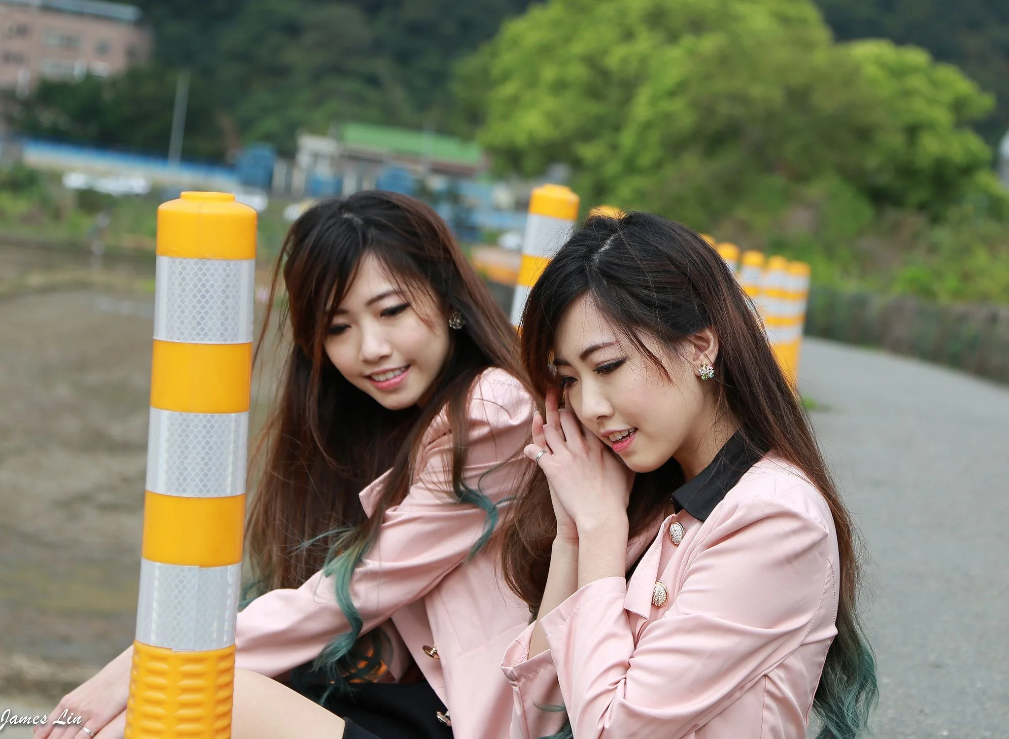 Hai chị em sinh đôi - Buổi chụp ảnh ngoài trời trong sáng và ngây thơ. - 42