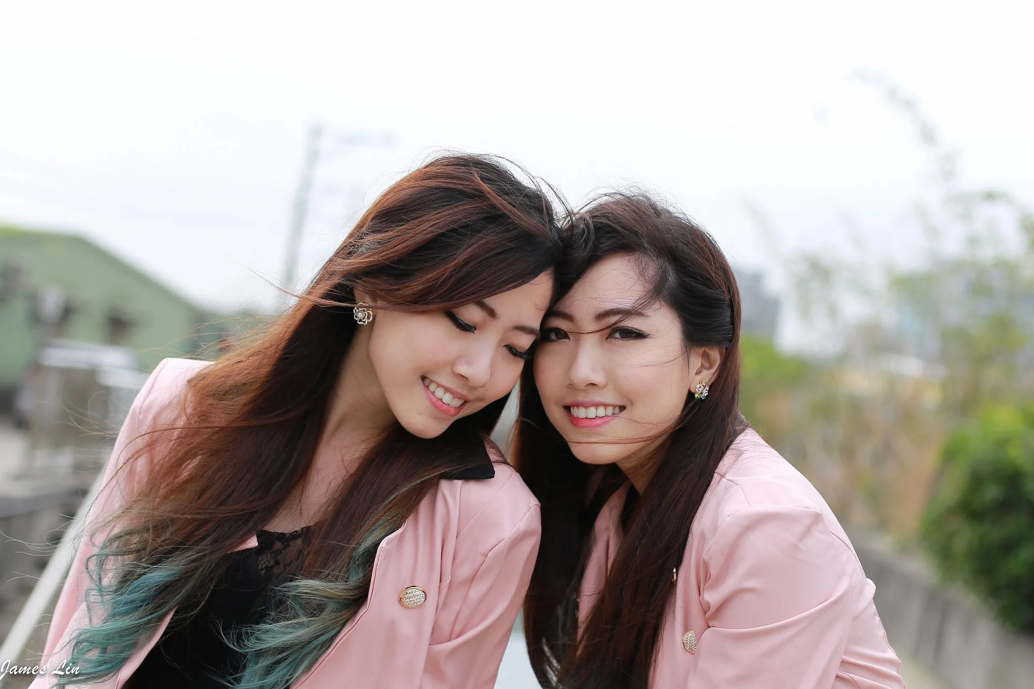 Hai chị em sinh đôi - Buổi chụp ảnh ngoài trời trong sáng và ngây thơ. - 45