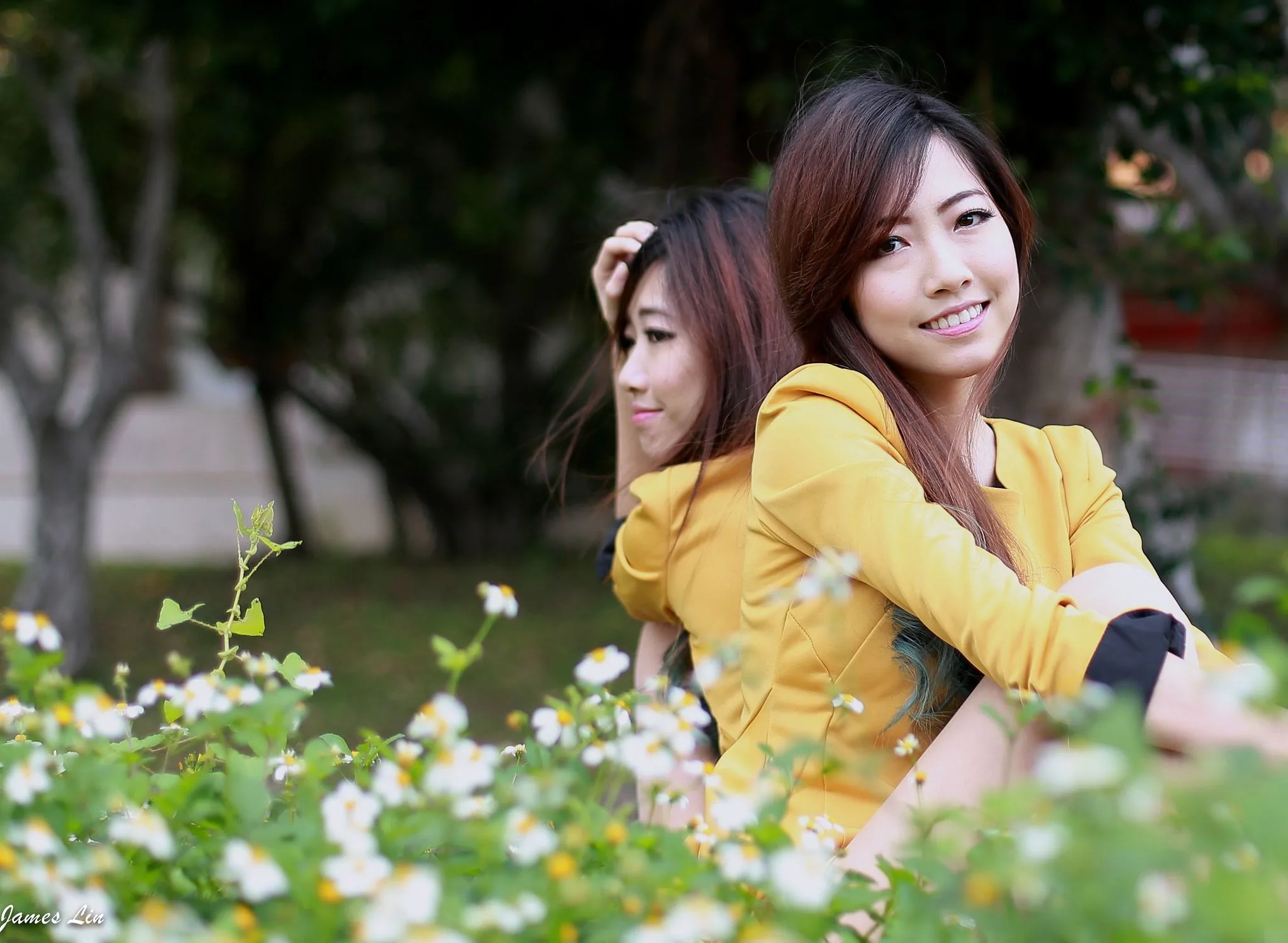 Hai chị em sinh đôi - Buổi chụp ảnh ngoài trời trong sáng và ngây thơ. - 1