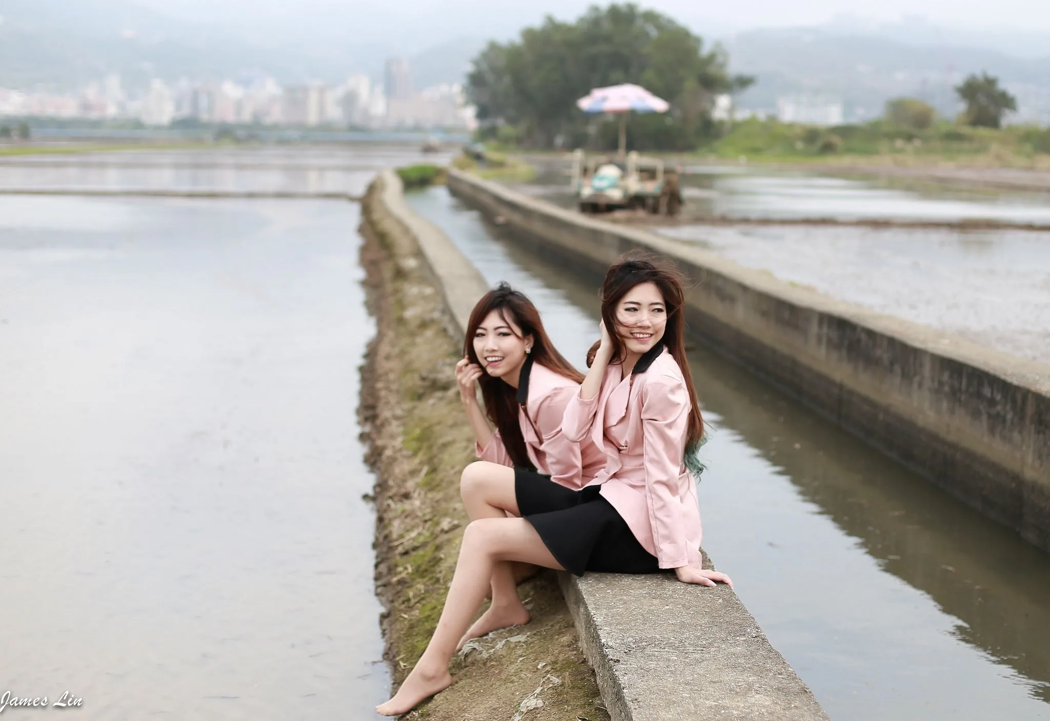 Hai chị em sinh đôi - Buổi chụp ảnh ngoài trời trong sáng và ngây thơ. - 27