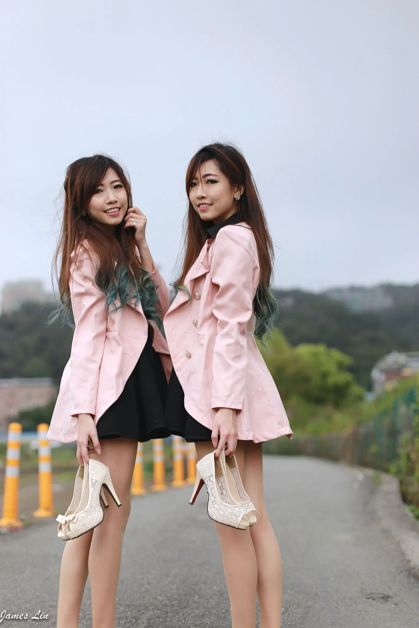 Hai chị em sinh đôi - Buổi chụp ảnh ngoài trời trong sáng và ngây thơ. - 22