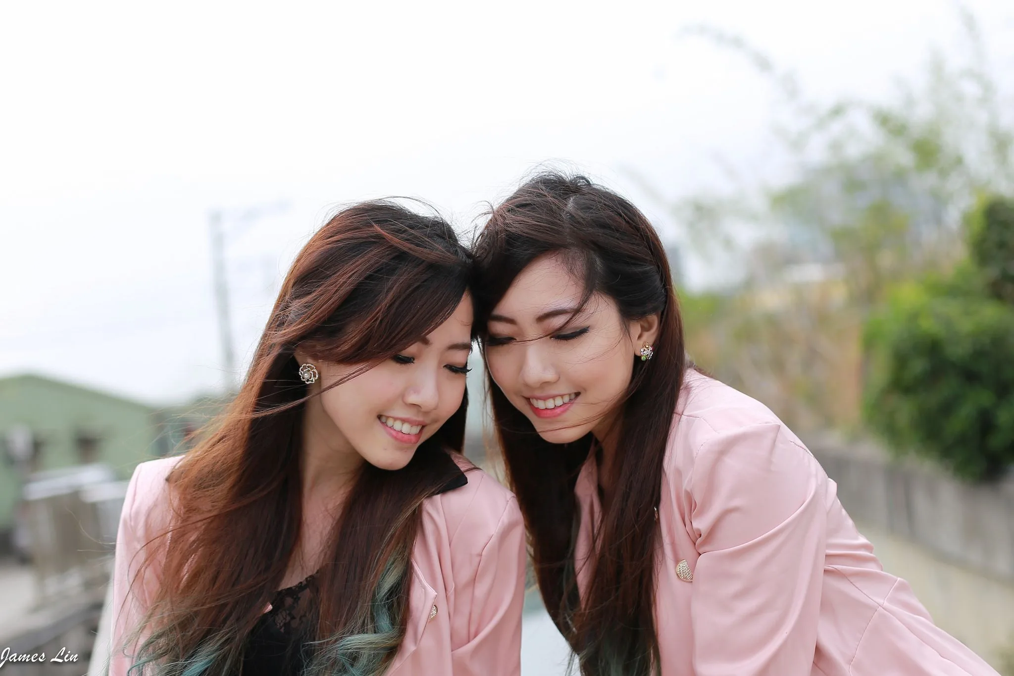 Hai chị em sinh đôi - Buổi chụp ảnh ngoài trời trong sáng và ngây thơ. - 43