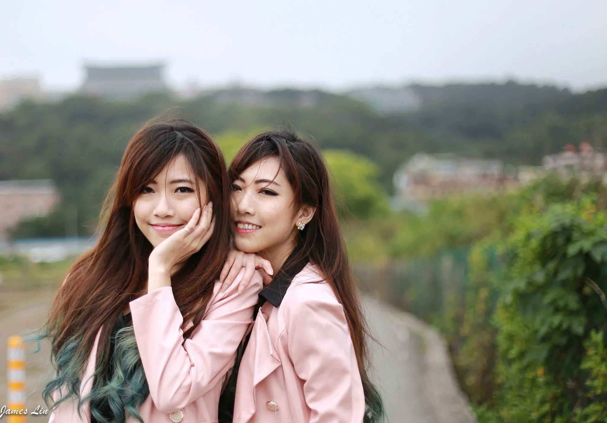 Hai chị em sinh đôi - Buổi chụp ảnh ngoài trời trong sáng và ngây thơ. - 41