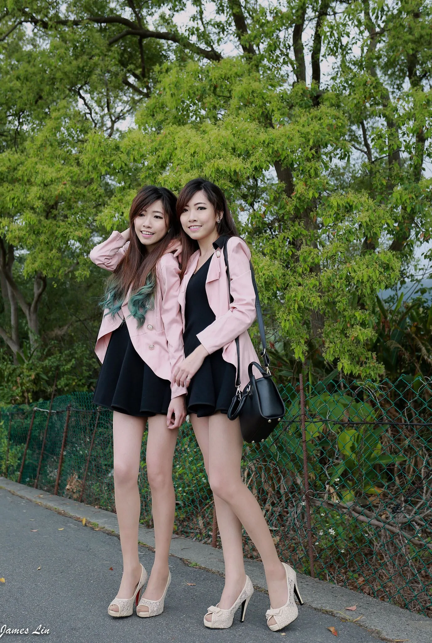 Hai chị em sinh đôi - Buổi chụp ảnh ngoài trời trong sáng và ngây thơ. - 32