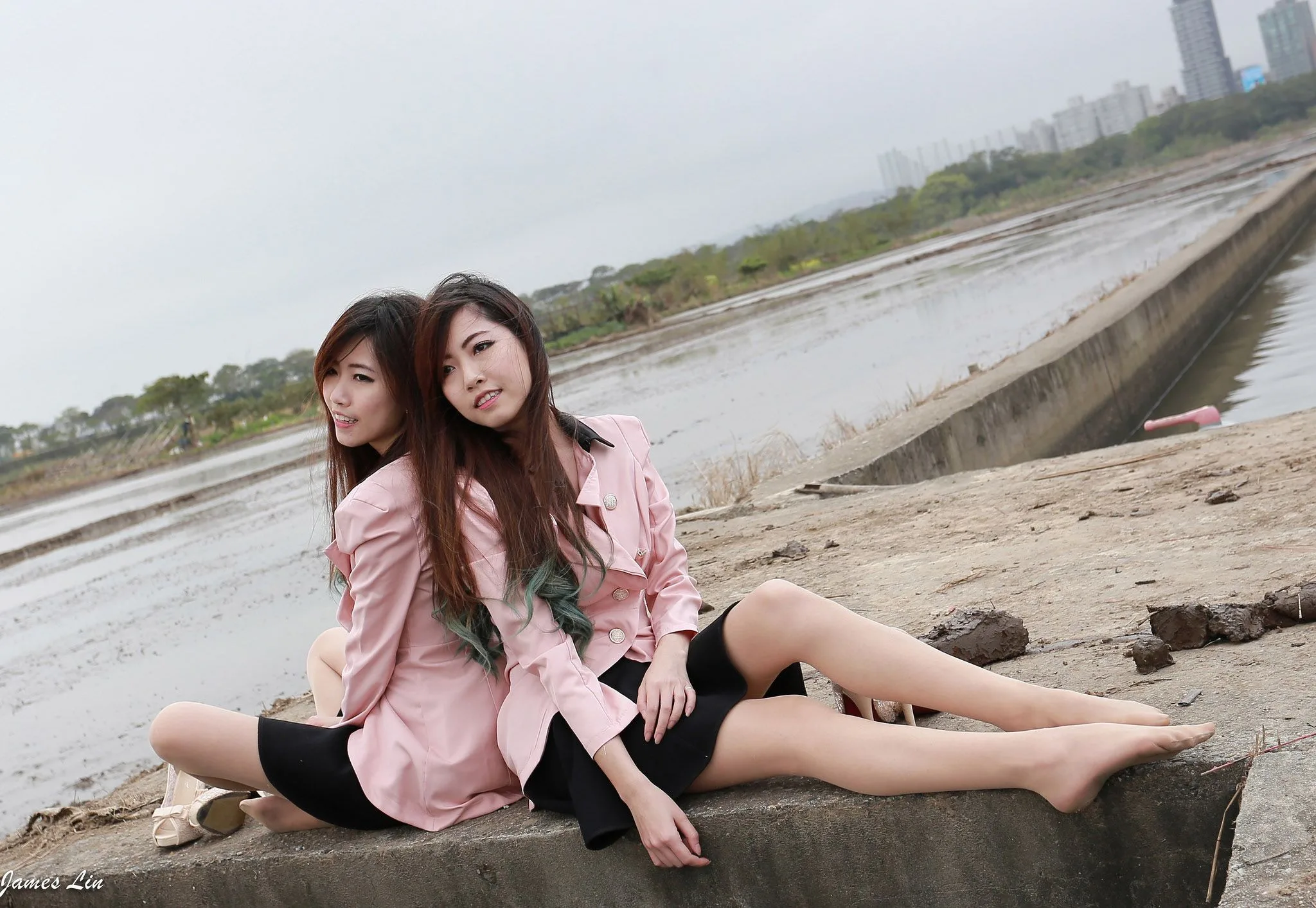 Hai chị em sinh đôi - Buổi chụp ảnh ngoài trời trong sáng và ngây thơ. - 64