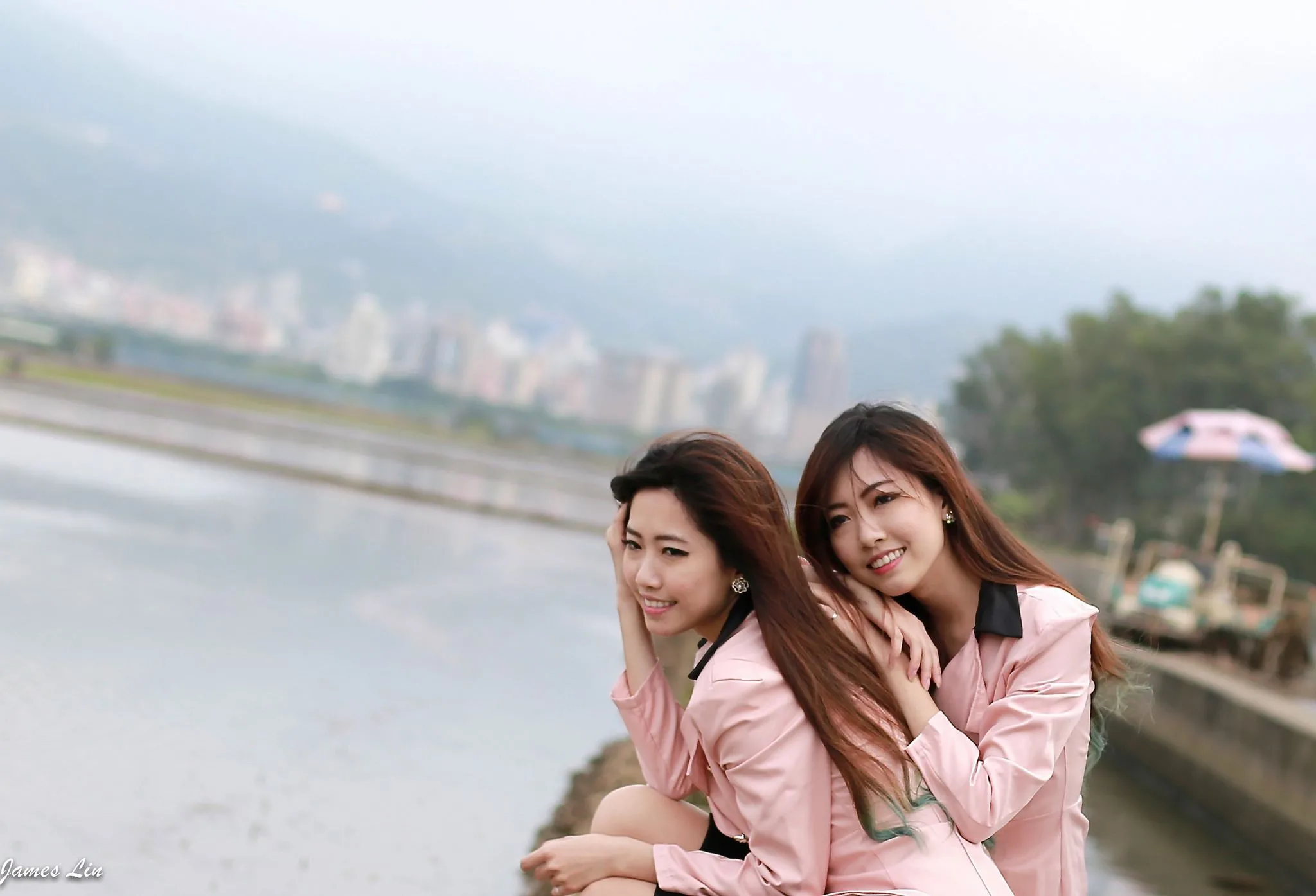 Hai chị em sinh đôi - Buổi chụp ảnh ngoài trời trong sáng và ngây thơ. - 58