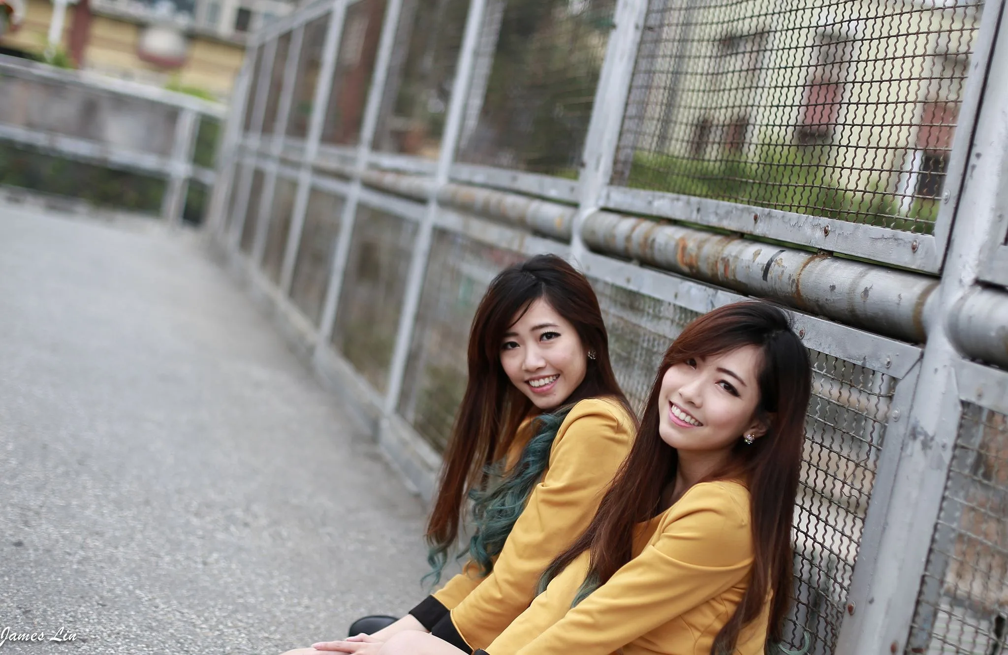 Hai chị em sinh đôi - Buổi chụp ảnh ngoài trời trong sáng và ngây thơ. - 2