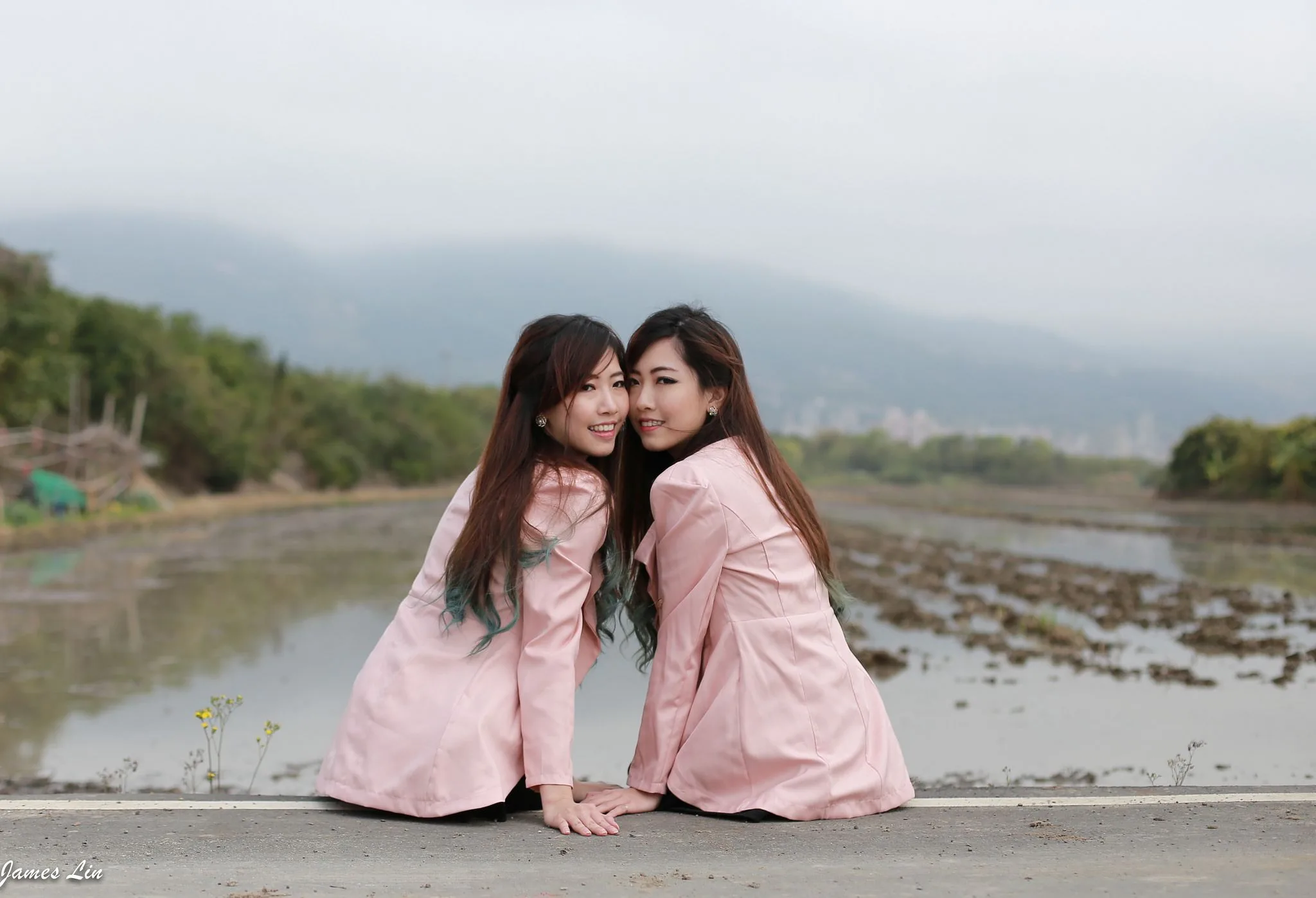 Hai chị em sinh đôi - Buổi chụp ảnh ngoài trời trong sáng và ngây thơ. - 49