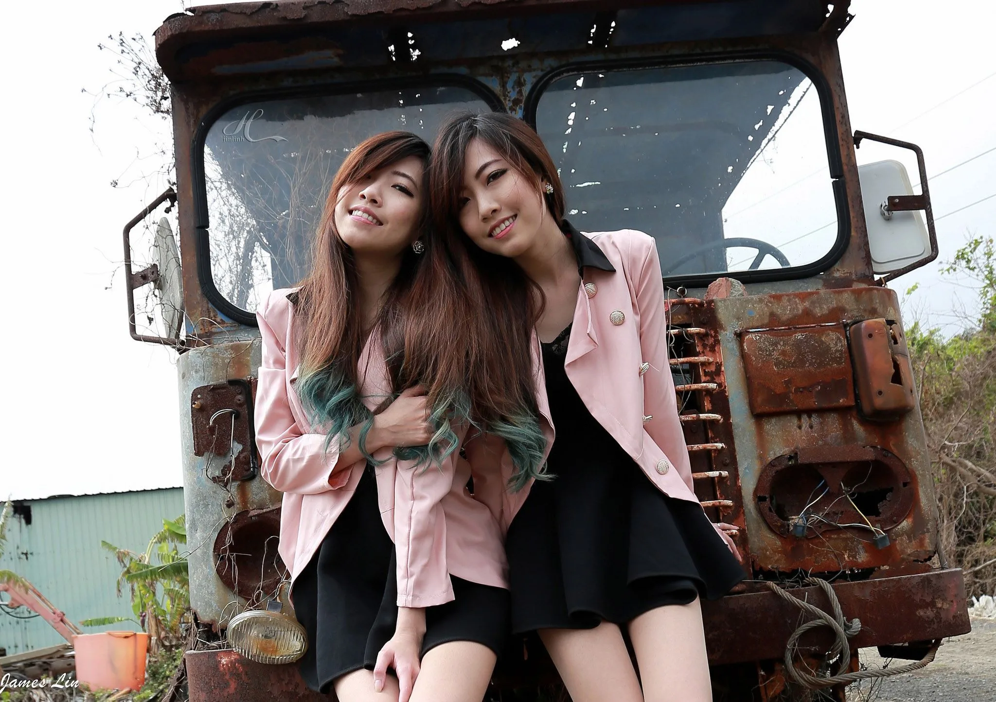 Hai chị em sinh đôi - Buổi chụp ảnh ngoài trời trong sáng và ngây thơ. - 50